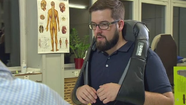 Mann mit Massagegerät Mann mit Massagegerät
