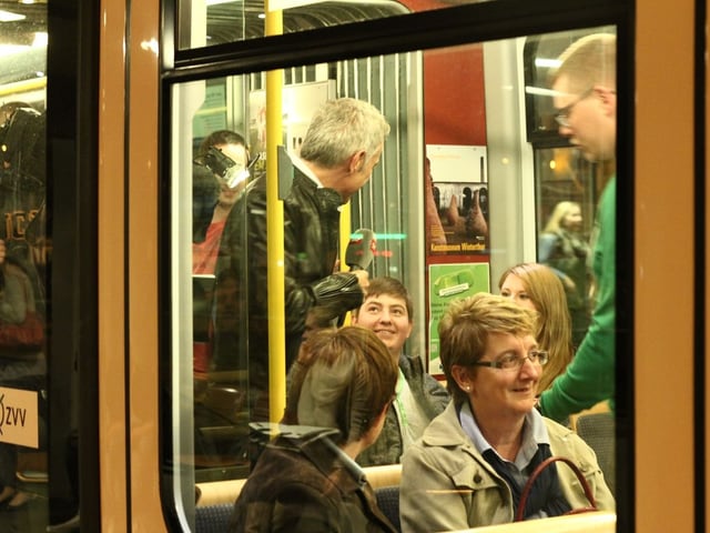 Dani Fohrler spricht mit den Gästen im Tram der VBZ.