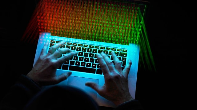 Hände auf Tastatur von Laptop. Hände auf Tastatur von Laptop.