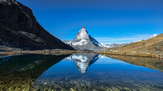 Blick vom Riffelsee zum Matterhorn, dies vor einem tiefblauen Himmel. Blick vom Riffelsee zum Matterhorn, dies vor einem tiefblauen Himmel.