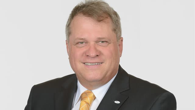 Knecht mit schwarzem Kittel, weissem Hemd und goldener Krawatte. Knecht mit schwarzem Kittel, weissem Hemd und goldener Krawatte.