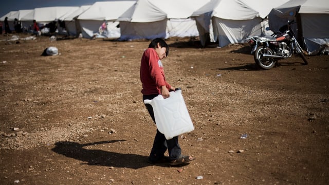 Ein Junge läuft durch ein Flüchtlingslager in der Provinz Idlib. Ein Junge läuft durch ein Flüchtlingslager in der Provinz Idlib.