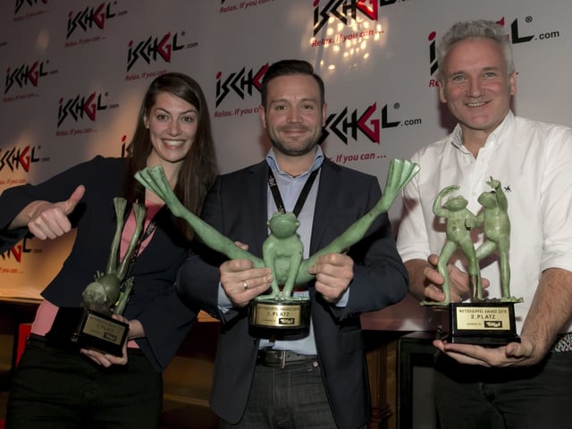 Die Sieger des Awards bester Fernsehwetterbericht, eine Dame zwei Herrn zeigen ihre Trophen. Die Sieger des Awards bester Fernsehwetterbericht, eine Dame zwei Herrn zeigen ihre Trophen.