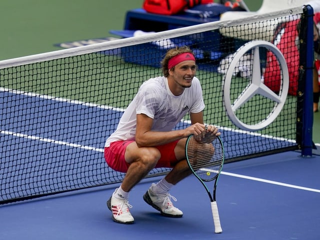 Alexander Zverev lehnt lässig-locker-leger am Netz. Alexander Zverev lehnt lässig-locker-leger am Netz.