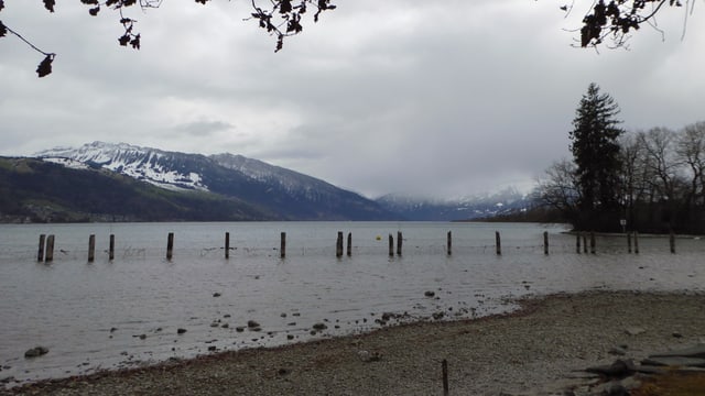 Tiefe Regenwolken lagen am Mittwoch über dem Thunersee. Tiefe Regenwolken lagen am Mittwoch über dem Thunersee.