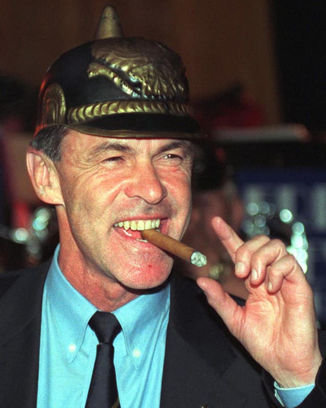 Ottmar Hitzfeld mit Siegerzigarre und Kaiserhelm. Ottmar Hitzfeld mit Siegerzigarre und Kaiserhelm.