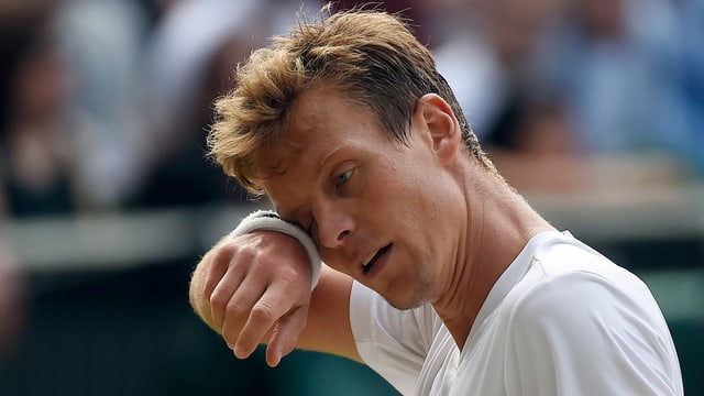 Tomas Berdych greift sich mit der rechten Hand an die Stirn. Tomas Berdych greift sich mit der rechten Hand an die Stirn.