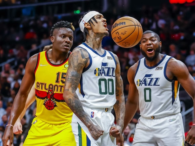 Clint Capela muss zusehen, wie sich Utahs Jordan Clarkson und Eric Paschall abfeiern lassen. Clint Capela muss zusehen, wie sich Utahs Jordan Clarkson und Eric Paschall abfeiern lassen.
