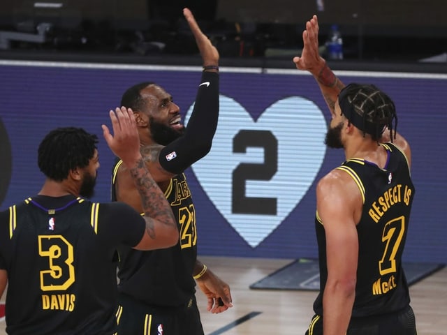 LeBron James und 2 Mitspieler der Los Angeles Lakers jubeln, LeBron James und 2 Mitspieler der Los Angeles Lakers jubeln,