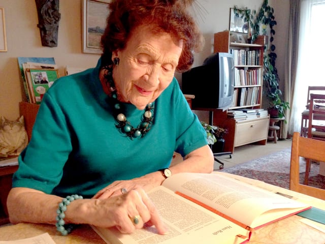 Elisabeth Pfluger beugt sich über ein Buch und liest aus einer Geschichte über Hans Roth. Elisabeth Pfluger beugt sich über ein Buch und liest aus einer Geschichte über Hans Roth.