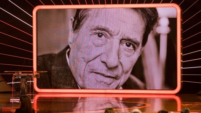 Foto von Udo Jürgens auf der Leinwand der SwissAward-Gala Foto von Udo Jürgens auf der Leinwand der SwissAward-Gala