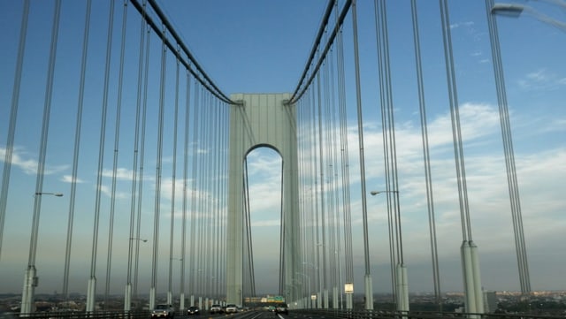 Das Bild wurde an Anfang der der Verrazano-Brücke aufgenommen. Man sieht riesige Türme und Stahlseile. Das Bild wurde an Anfang der der Verrazano-Brücke aufgenommen. Man sieht riesige Türme und Stahlseile.