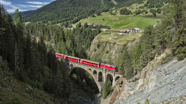 Tren sin il viaduct da la Val Mela. Tren sin il viaduct da la Val Mela.