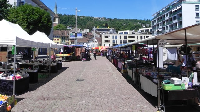 Marktstände auf dem Bieler Neumarktplatz Marktstände auf dem Bieler Neumarktplatz
