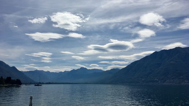 Altocumulus lenticularis am Dienstagvormittag über dem Lago Maggiore. Altocumulus lenticularis am Dienstagvormittag über dem Lago Maggiore.