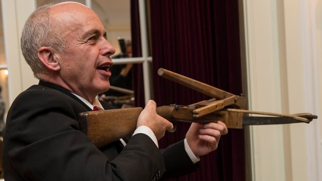 Maurer mit Armbrust Maurer mit Armbrust