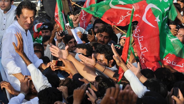 Ex-Cricket-Star Imran Khan bei einer Wahlkampfveranstaltung. Ex-Cricket-Star Imran Khan bei einer Wahlkampfveranstaltung.