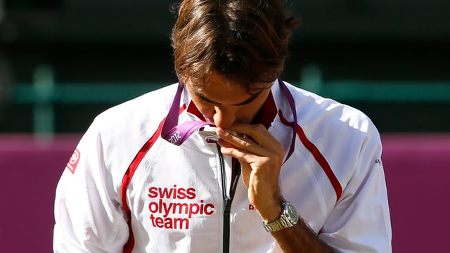 Roger Federer küsst seine olympische Silbermedaille. Roger Federer küsst seine olympische Silbermedaille.