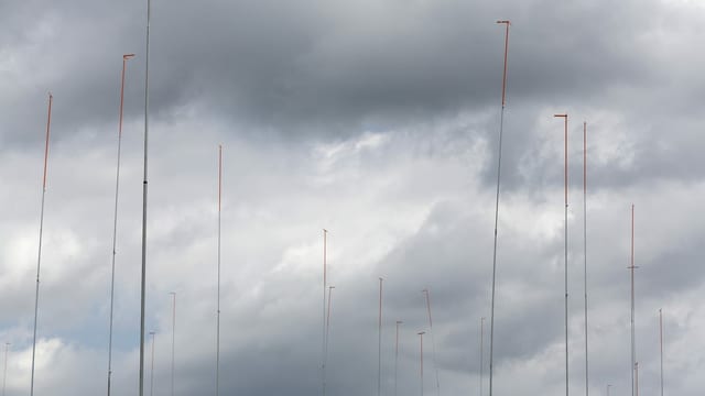 Ein Baugespann ragt in den Himmel. Ein Baugespann ragt in den Himmel.
