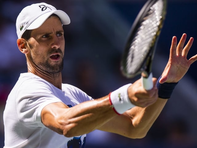 Novak Djokovic schlägt eine Vorhand. Novak Djokovic schlägt eine Vorhand.