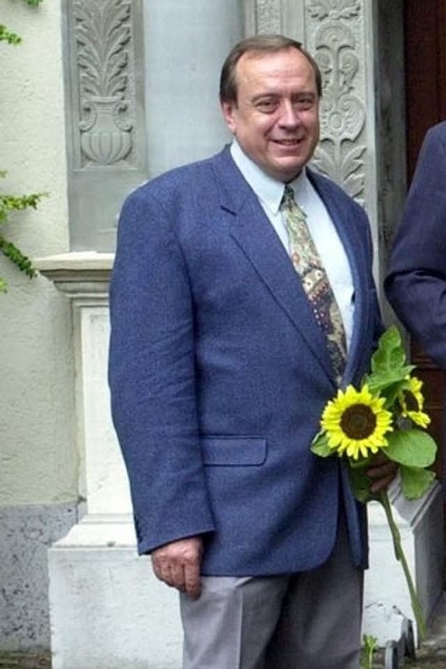 Erhard Meister mit Blumenstrauss. Erhard Meister mit Blumenstrauss.