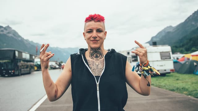 Eine Frau am Greenfield.