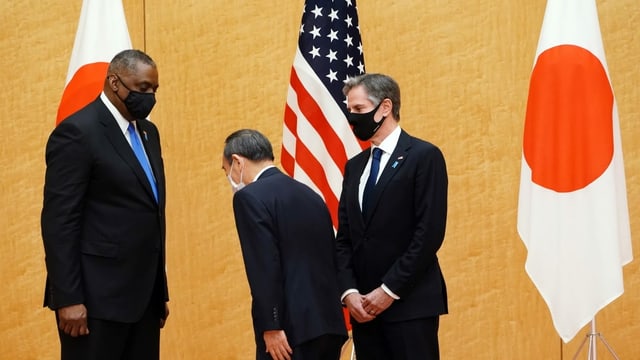 Yoshihide Suga (Mitte), US-Aussenminister Lloyd Austin (links) und US-Aussenminister Antony Blinken Yoshihide Suga (Mitte), US-Aussenminister Lloyd Austin (links) und US-Aussenminister Antony Blinken