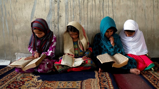 Afghanis ische Mädchen studieren in einer religiösen Schule den Koran. (reuters) Afghanis ische Mädchen studieren in einer religiösen Schule den Koran. (reuters)