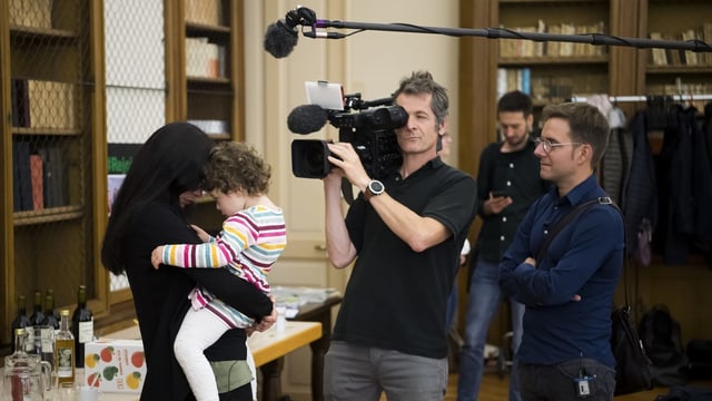Plötzlich im Rampenlicht: Céline Vara geniesst ihren unerwarteten Erfolg mit ihrer Tochter. Plötzlich im Rampenlicht: Céline Vara geniesst ihren unerwarteten Erfolg mit ihrer Tochter.