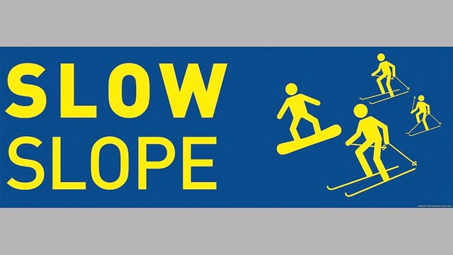 Schild mit Aufschirft Slow Slope und Piktorgrammen von Skifahrern. Schild mit Aufschirft Slow Slope und Piktorgrammen von Skifahrern.