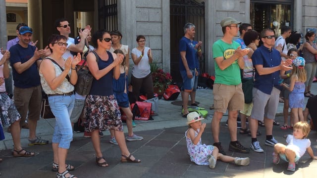 Purtret dal publicum a la Piazza Riforma.