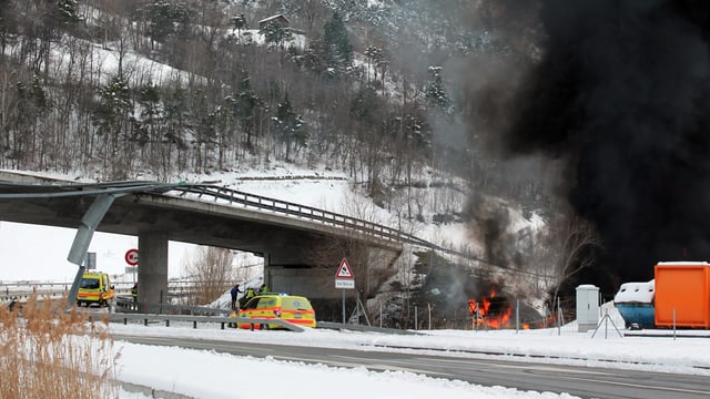 Unfallstelle mit Ambulanzen. Unfallstelle mit Ambulanzen.