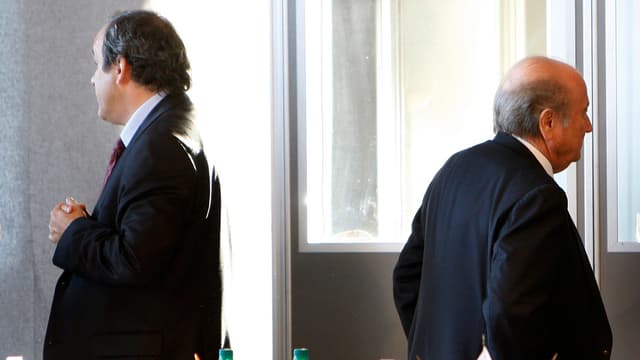 Michel Platini und Sepp Blatter drehen sich gegenseitig den Rücken zu. Michel Platini und Sepp Blatter drehen sich gegenseitig den Rücken zu.