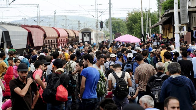 Flüchtlige warten am Bahnhof Gevgelija auf den nächsten Zug Flüchtlige warten am Bahnhof Gevgelija auf den nächsten Zug