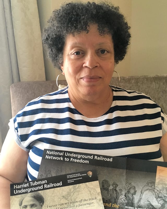 Ernestine Wyatt im Porträt. Sie hat Dokumente zu Harriet Taubman in den Händchen. Ernestine Wyatt im Porträt. Sie hat Dokumente zu Harriet Taubman in den Händchen.