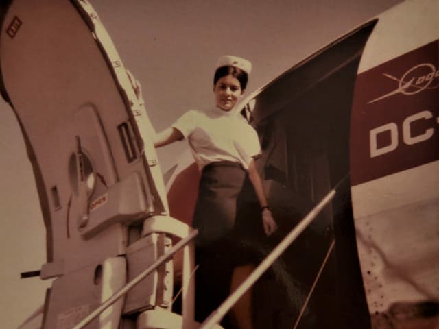Frau vor Flugzeug