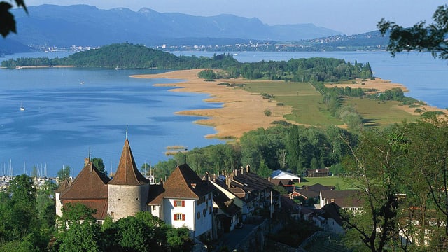 Ein Weg führt vom Städtchen Erlach auf die St. Petersinsel. Im Vordergrund ist das Schloss von Erlach zu sehen. Ein Weg führt vom Städtchen Erlach auf die St. Petersinsel. Im Vordergrund ist das Schloss von Erlach zu sehen.