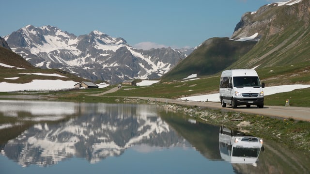 Il bus Alpin sin il Pass d'Alvra. Il bus Alpin sin il Pass d'Alvra.