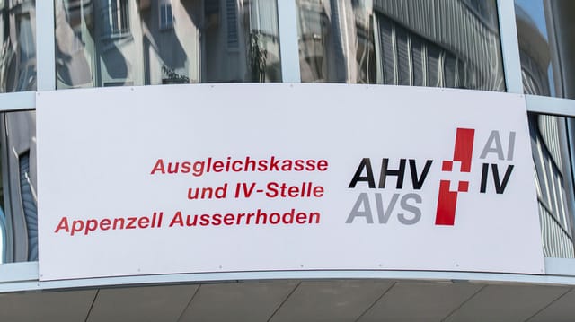 Ein Schild: «Ausgleichskasse und IV-Stelle Appenzell Ausserrhoden». Ein Schild: «Ausgleichskasse und IV-Stelle Appenzell Ausserrhoden».