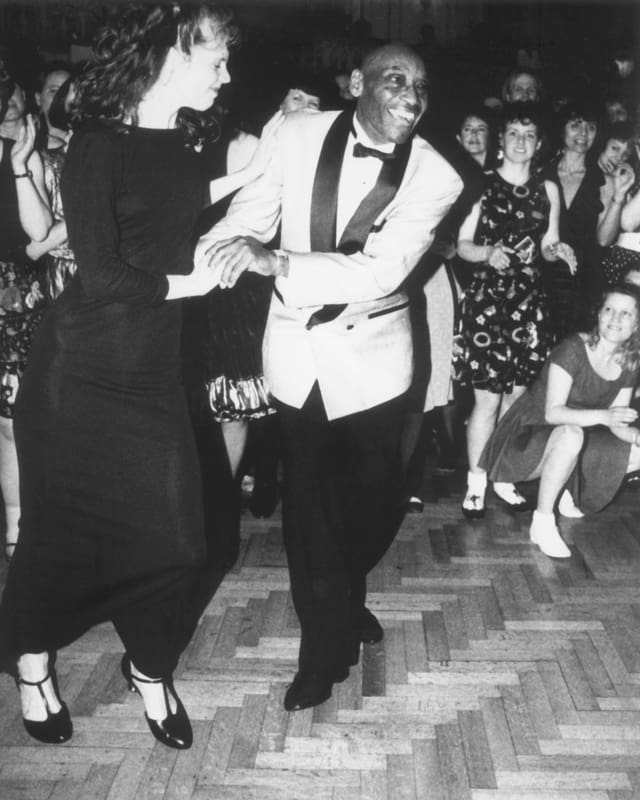 Frankie Manning tanzt mit Cynthia Millman an seinem 80. Geburtstag. Frankie Manning tanzt mit Cynthia Millman an seinem 80. Geburtstag.