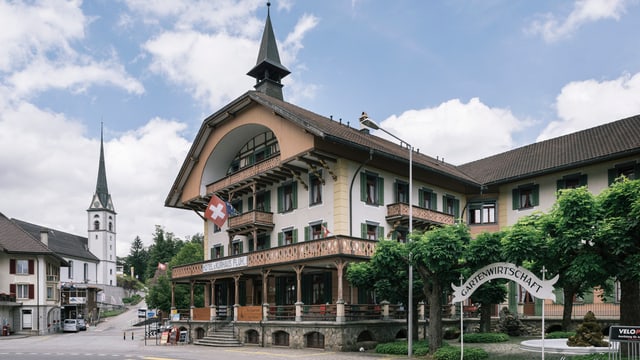 Dorfplatz Flühli mit Hotel Kurhaus und Kirche Dorfplatz Flühli mit Hotel Kurhaus und Kirche