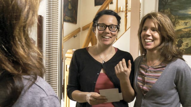 Zwei Frauen stehen vor dem Spiegel Zwei Frauen stehen vor dem Spiegel