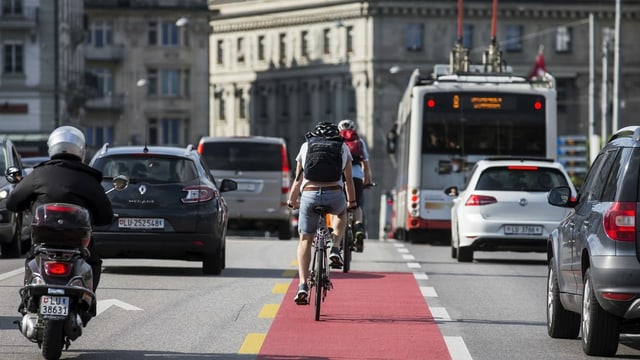 Velo zwischen Autos und Bussen auf der Seebrücke Luzern. Velo zwischen Autos und Bussen auf der Seebrücke Luzern.