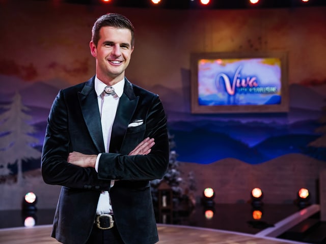 Ein Moderator in einem Fernsehstudio. Ein Moderator in einem Fernsehstudio.