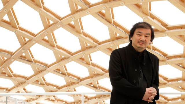 Man sieht Shigeru Ban im Centre Pompidou-Metz. Man sieht Shigeru Ban im Centre Pompidou-Metz.