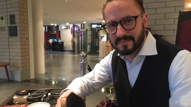 Schuhputzer Claudio Bühlmann hat eine Bürste in der Hand. Schuhputzer Claudio Bühlmann hat eine Bürste in der Hand.