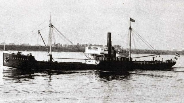 Eine alte Schwarz-Weiss-Aufnahme der SS Karlsruhe auf dem Wasser. Eine alte Schwarz-Weiss-Aufnahme der SS Karlsruhe auf dem Wasser.