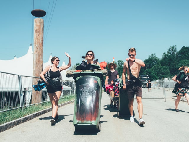 Festivalbesucher mit Abfallcontainer