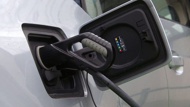 Tankdeckel offen - es wird «getankt» Tankdeckel offen - es wird «getankt»