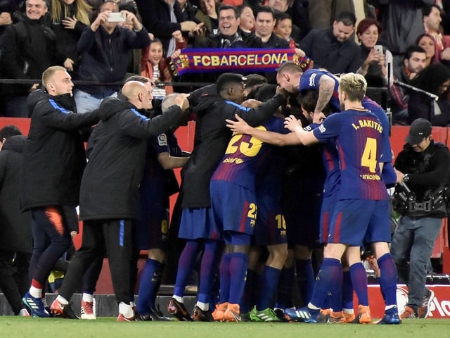 Spieler und Staff-Mitglieder jubeln nach dem Messi-Ausgleich.